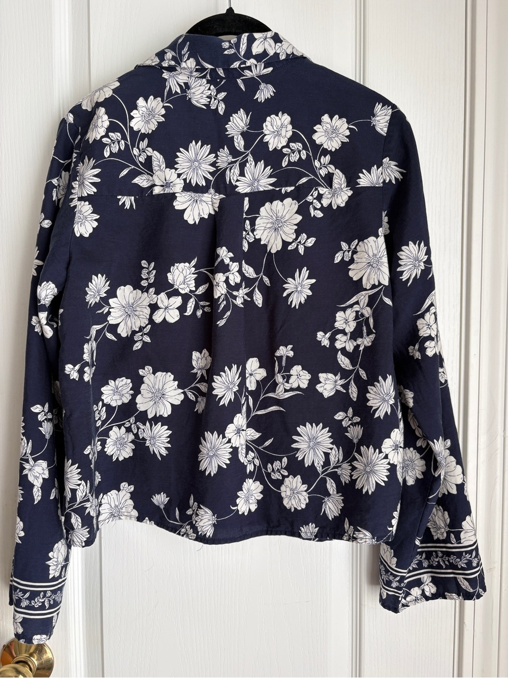 Loft Navy and White Floral V-Neck Long Sleeve Blouse Size XS - Picture 3 of 7